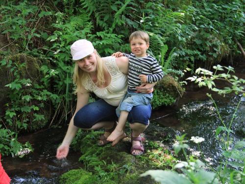 Spielen am Bach