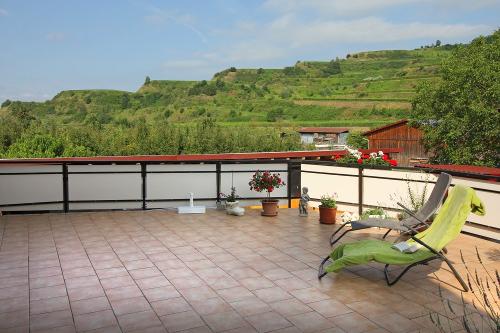 Terrasse für alle Gäste mit Blick in die Weinberge