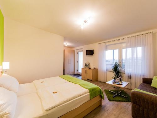 Gästezimmer - Cafe & Wein - Gästehaus Kurz Gästezimmer - Cafe & Wein - Gästehaus Kurz