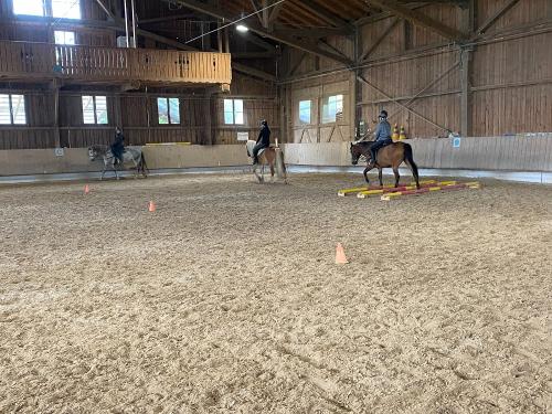 Reiten in der großen Reithalle