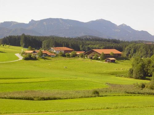 Der Fürstnerhof umgeben von grünen Wiesen