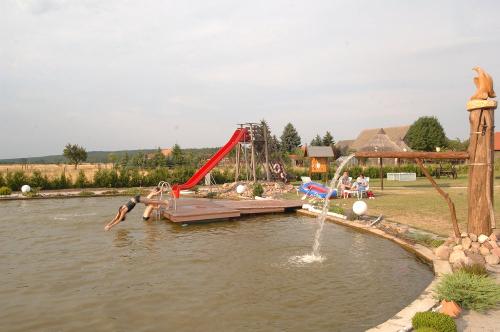 Badeteich mit Wasserrutsche