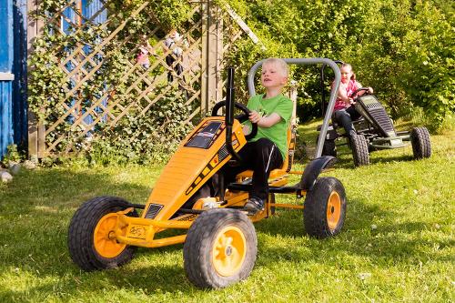 Kinder mit Kettcars