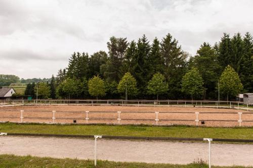 Reitplatz mit Ovalbahn