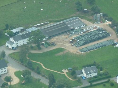 Bauernhof mit Ferienhaus aus der Vogelperspektive