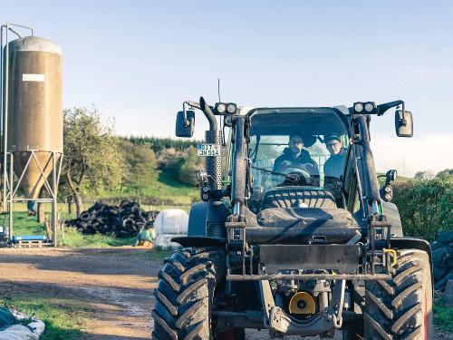 auf dem Traktor mitfahren