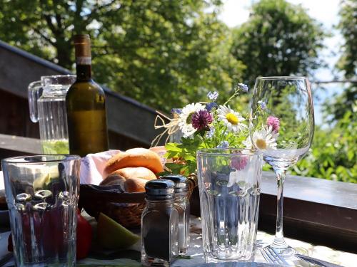 Brotzeit am Balkon