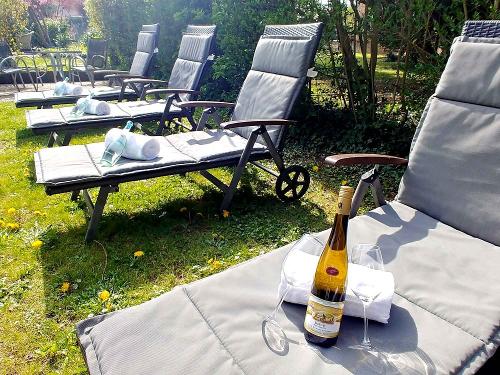 Sonnenliegen im Garten