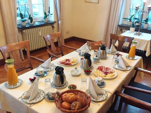 Frühstück mit Tischservice