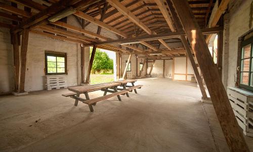 Spielscheune zwischen Hof und Garten