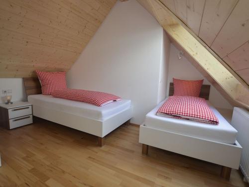 Kinderzimmer_Heustock. Dachfenster mit Rollo