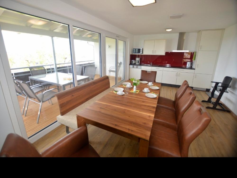 Schöner Esstisch und Balkon mit Aussicht Schöner Esstisch und Balkon mit Aussicht