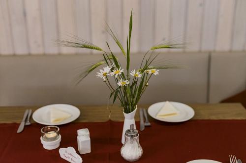 Gedeckter Frühstückstisch