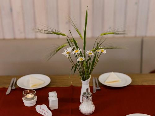 Gedeckter Frühstückstisch