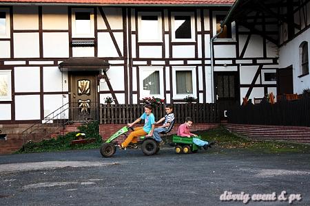 Auf dem Hof mit diversen Fahrzeugen