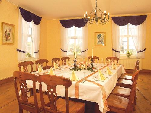 Gedeckte Tafel im Hotel Zum Herrenhaus Gedeckte Tafel im Hotel Zum Herrenhaus