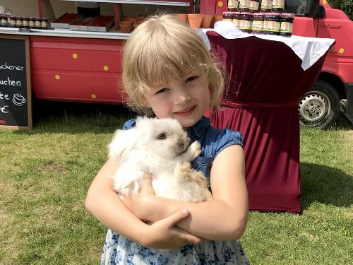 Mädchen mit Hase