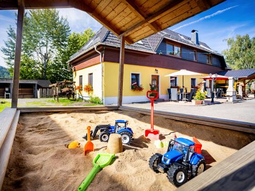 Sandkasten mit Sandspielzeug