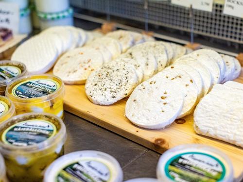 Hofeigener Ziegenkäse im Hofladen