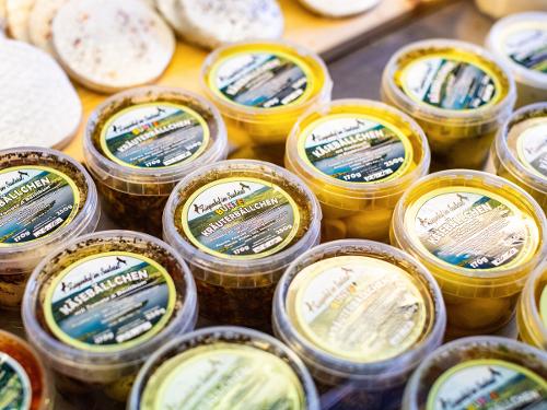 Hofeigener Ziegenkäse im Hofladen