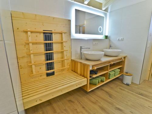 Bad mit Infrarotsitz und Regendusche