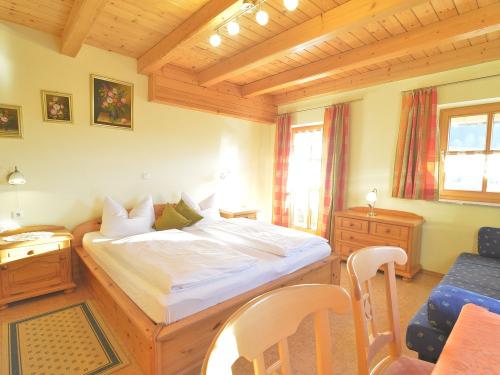 Geräumiges Schlafzimmer mit großem Süd-West Balkon und Schlafcouch