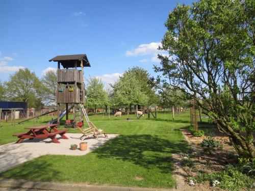 Spiel- und Kletterturm