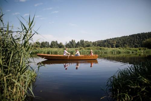 Familienausflug mit dem Boot