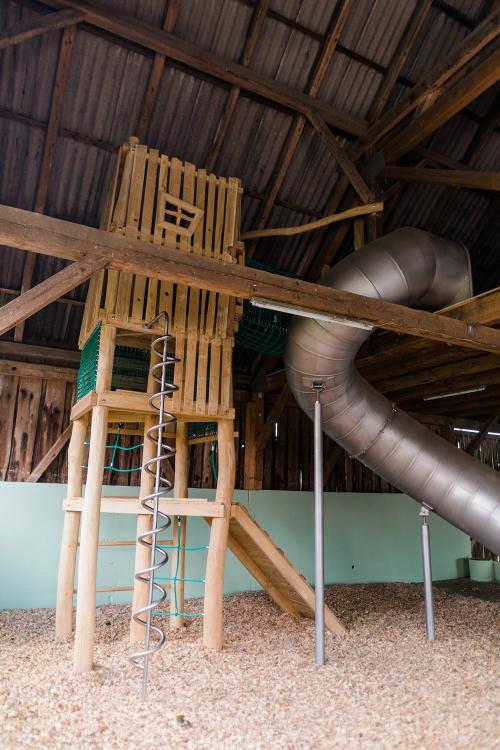 Kletterturm mit Rutsche