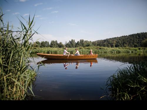 Familienausflug mit dem Boot