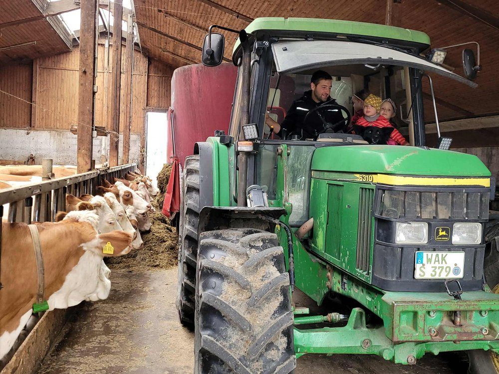 Füttern mit dem Traktor
