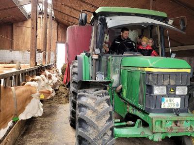 Füttern mit dem Traktor