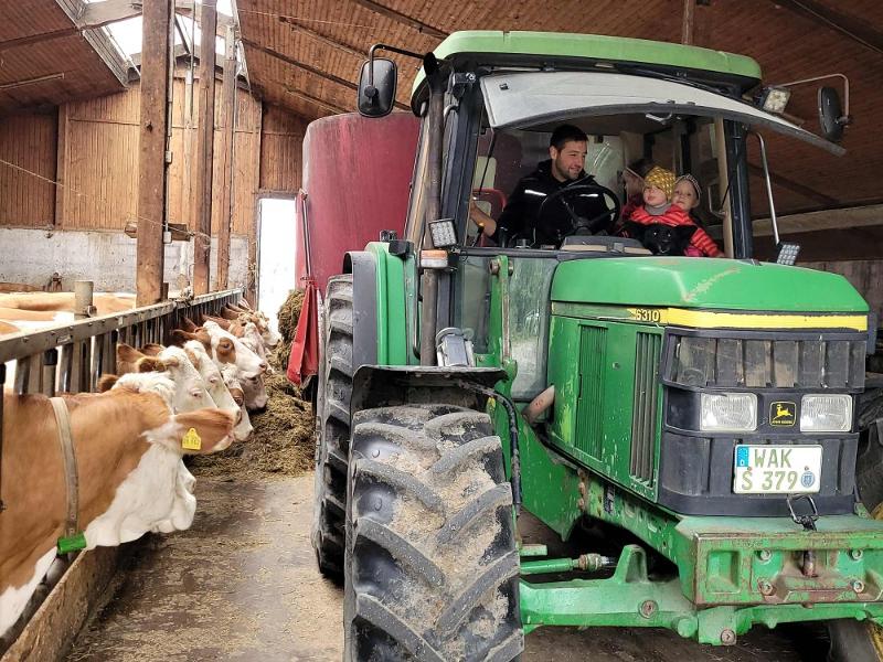 Füttern mit dem Traktor