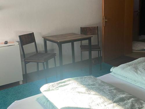 Hofblick, mit Ess- und Arbeitsplatz