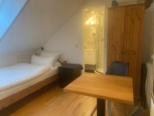 Ferienzimmer Sonnenseite Bett und Tisch