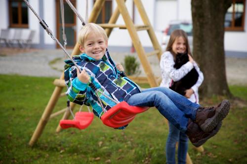 4.Kinder am Spielplatz