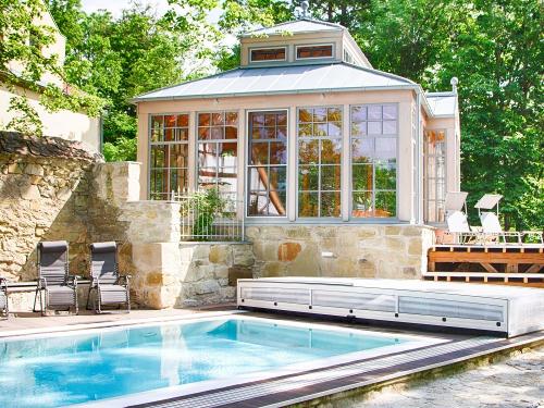 Orangerie und Außenpool