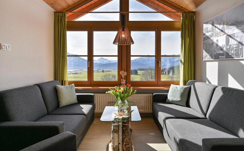 berghofkinker-panoramablick-wohnzimmer