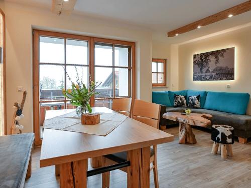 Berghof Kinker Roßhaupten Seeblick Wohnzimmer mit Küchenzeile Berghof Kinker Roßhaupten Seeblick Wohnzimmer mit Küchenzeile