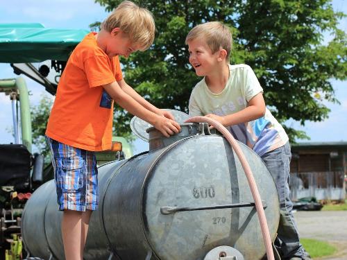 Berghof Kinker Roßhaupten Kinderspass am Wasserfass Berghof Kinker Roßhaupten Kinderspass am Wasserfass
