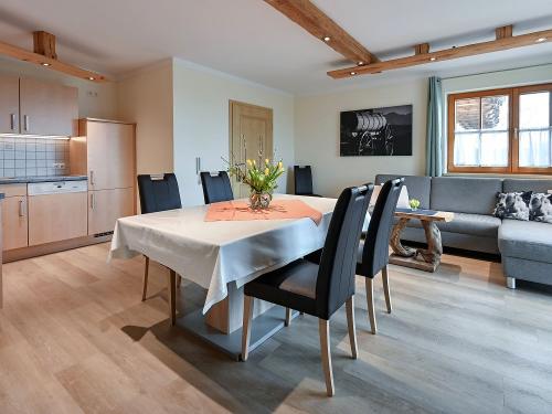 Berghof Kinker FeWo-Schlossblick-Wohnzimmer mit Küche Berghof Kinker FeWo-Schlossblick-Wohnzimmer mit Küche