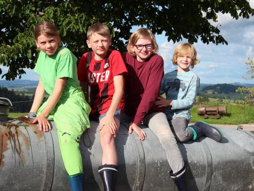 Berghof Kinker Roßhaupten - Kinder auf dem Weidefass Berghof Kinker Roßhaupten - Kinder auf dem Weidefass