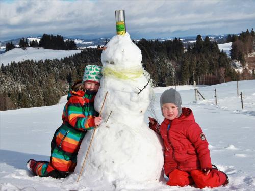 Berghof Kinker Roßhaupten - Winterfreuden Kinder bauen Schneemann Berghof Kinker Roßhaupten - Winterfreuden Kinder bauen Schneemann