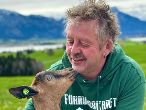 Berghof Kinker Roßhaupten - Bauer Franz mit Ziege Berghof Kinker Roßhaupten - Bauer Franz mit Ziege