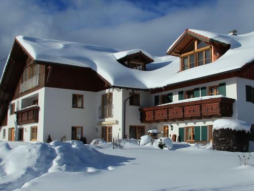 Berghof Kinker Roßhaupten im Winter Hausansicht Berghof Kinker Roßhaupten im Winter Hausansicht