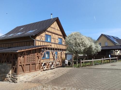 Das Haus wurde nach Thüringer Bauweise 2014 neu gebaut. Davor sind Gästeparkplätze.