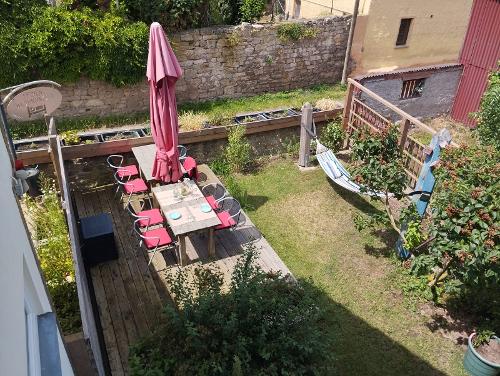 Von den Ferienwohnungen kann man in den Gästegarten blicken.
