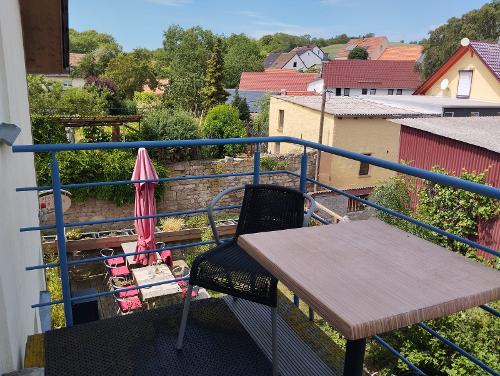 Am Eingang zu den Ferienwohnungen kann man auch mal draußen sitzen.
