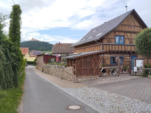 Die Gasse liegt im alten Ortskern und ist Teil eines verkehrsberuhigten Areals.