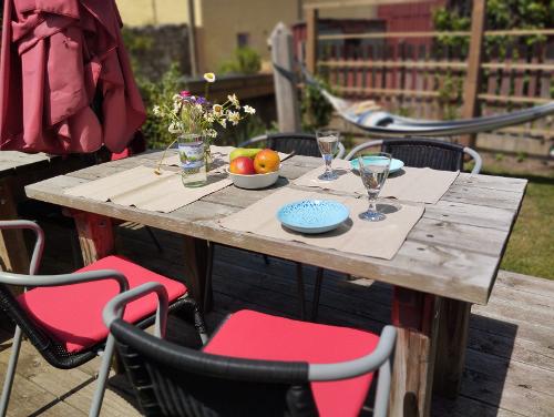 So gemütlich kann man am Nachmittag oder zum Frühstück draußen sitzen.
